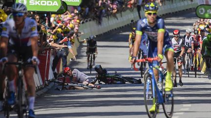 Le Britannique Mark Cavendish et l'Allemand John Degenkolb après leur chute, le 4 juillet 2017, à l'arrivée de l'étape à Vittel (Vosges). (LIONEL BONAVENTURE / AFP)