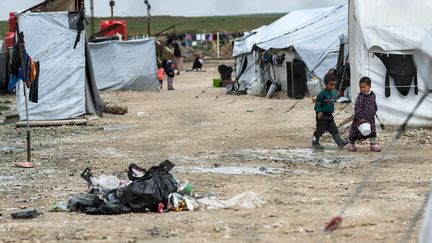 Des enfants dans le camp d'Al-Hol, dans le désert syrien, le 28&nbsp;mars&nbsp;2019.&nbsp;A l'origine prévu pour 5&nbsp;000 personnes , il regroupe aujourd'hui les réfugiés comme les familles de combattants de Daech, soit 75&nbsp;000&nbsp;personnes en tout. (GIUSEPPE CACACE / AFP)