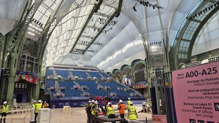 Entre les épreuves d'escrime et celles de taekwondo, la nef du Grand Palais en pleins travaux le 5 août 2024 (ANTONY RAIMBAULT / RADIO FRANCE)