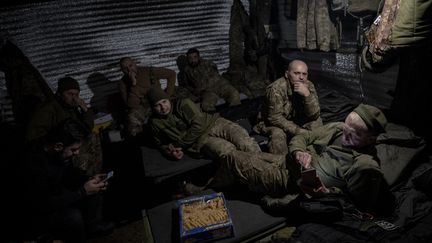 Des soldats ukrainiens dans un abri, à Donetsk, en Ukraine, le 4 janvier 2024. (Photo d'illustration). (OZGE ELIF KIZIL / ANADOLU via AFP)
