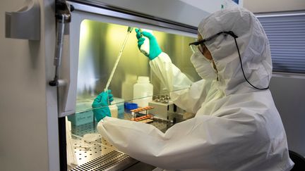 22 juillet 2020. Un technicien du laboratoire de l'opérateur public Eau de Paris à Ivry-sur-Seine essaie de détecter la présence du nouveau coronavirus. (THOMAS SAMSON / AFP)