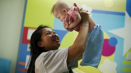 Pattarmon Chanbua et son bébé Gammy à l'hôpital de Chonburi le 6 août 2014 (AFP/Nicolas Asfouri)