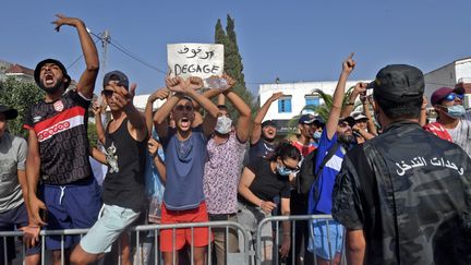 Des partisans du président&nbsp;Kais Saied à Tunis, le 26 juillet 2021. (FETHI BELAID / AFP)