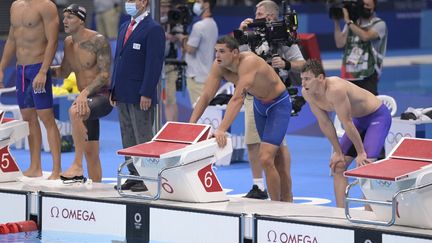 Florent Manaudou et&nbsp;Maxime Grousset lors du relais 4x100 m nage libre, le 26 juillet.&nbsp; (KEMPINAIRE STEPHANE / KMSP / AFP)