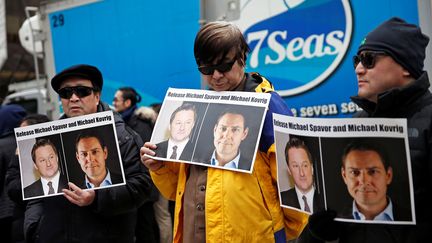 Des manifestants portant des pancartes appelant à la libération de Michael Spavor et de Michael Kovrig, à Vancouver au Canada, le 6 mars 2019. (LINDSEY WASSON / REUTERS)