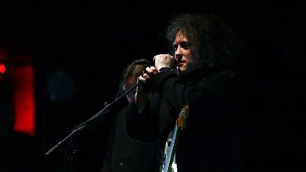 Robert Smith (The Cure) sur scène en novembre 2011 à New York. Ils seront aux Eurockéennes à Belfort en 2012
 (Neilson Barnard / GETTY IMAGES NORTH AMERICA / AFP)