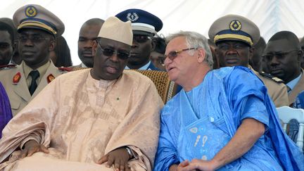 Haïdar El Ali, ici à cöté du président sénégalais Macky Sall. Le plus connu des sénégalais d'origine libanaise a occupé plusieurs postes au gouvernement dont celui de ministre des pêches, puis de l'environnement. Kayar (Sénégal), le 16 janvier 2014. (AFP PHOTO / SEYLLOU SEYLLOU / AFP)