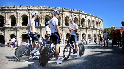 L'équipe Aqua bleu sport repère le parcours du contre-la-montre, vendredi 19 août 2017, à Nîmes. (MAXPPP)