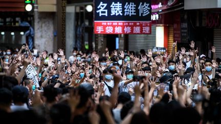 Des manifestants protestent contre la loi sur la sécurité nationale à Hong Kong, le 1er juillet 2020. (ANTHONY WALLACE / AFP)