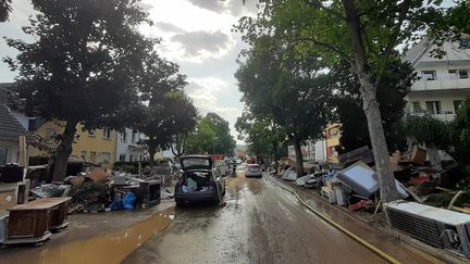 Les rues dévastées par les inondations de Sinzig (Rhénanie-Palatinat), à 3 kilomètres de Bad Bodendorf en Allemagne le 17 juillet 2021. (SÉBASTIEN BAER / FRANCEINFO / RADIO FRANCE)