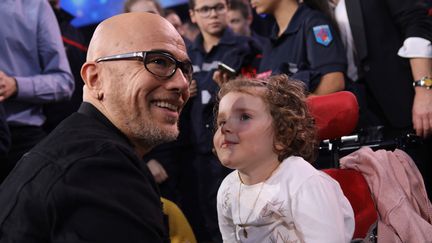 Pascal Obispo, le parrain de l'édition 2018 du Téléthon, sur le plateau de France Télévisions, le 9 décembre 2018.&nbsp; (GILLES SCARELLA / FRANCE TELEVISIONS)