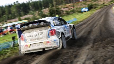 Sébastien Ogier (Volkswagen) chasse Jari-Matti Latvala en Finlande (BASTIEN BAUDIN / AUSTRAL)