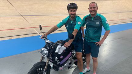 François Lamiraud et Jérémie Fromonteil, deux volontaires présents sur le site de Saint-Quentin-en-Yvelines pour le cyclisme sur piste des Jeux olympiques avec le derny, le 6 août 2024. (GABRIEL JOLY / FRANCEINFO: SPORT)