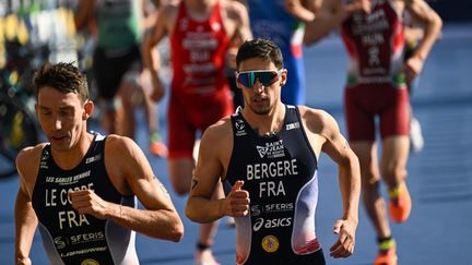 Les Français Pierre Le Corre et Léo Bergère lors du triathlon des Championnats européens à Munich (Allemagne), le 13 août 2022. (INA FASSBENDER / AFP)