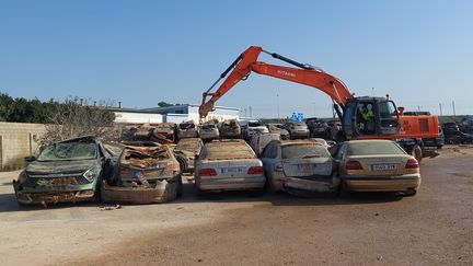 Les véhicules enlevés dans les rues des villages sinistrés sont progressivement déposés dans la carrière de Picassent (ISABELLE LABEYRIE / RADIO FRANCE)