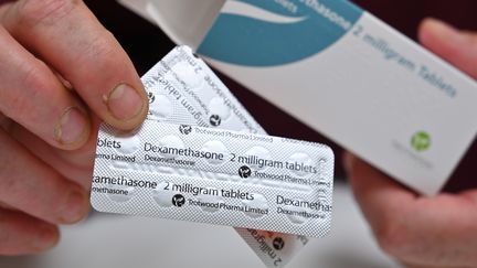 Un pharmacien tient une boîte de dexamethasone à Londres (Royaume-Uni) le 16 juin 2020. (JUSTIN TALLIS / AFP)