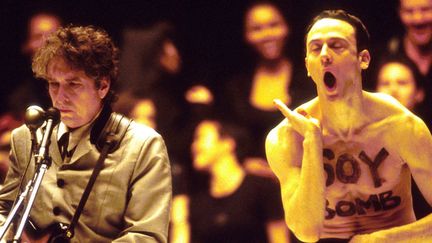 Bob Dylan aux Grammy Awards 1998, flanqué d'un danseur imprévu et envahissant, le performer Michael Portnoy.
 (Kevin Mazur/WireImage/Getty)