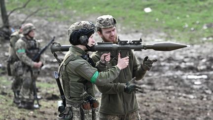 Un soldat ukrainien&nbsp;s'exerce au tir de roquettes&nbsp;lors d'un d'entraînement&nbsp;militaire dans la région de Donetsk le 7 avril 2023. (GENYA SAVILOV / AFP)