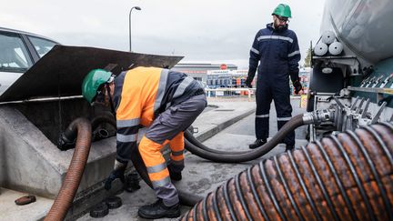 Des livreurs approvisionnent une station-service, le 10 octobre 2022, à Caen (Calvados). (MAXPPP)