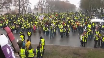 Des "gilets jaunes" à Bourges (Cher), samedi 12 janvier. (CAPTURE ECRAN FRANCE 2)