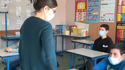 Des élèves de la classe Ulis&nbsp;du collège Philippe de Commynes, à Niort, font leur rentrée après deux mois de confinement, le 18 mai 2020. (FREDERIC CAYROU / RADIO FRANCE)