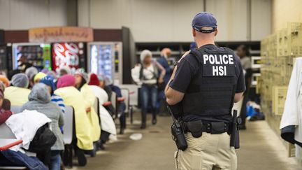 Un fonctionnaire du département de la Sécurité et de l'Immigration américain dans le Mississipi aux Etats-Unis, le 7 août 2019. (HO / US IMMIGRATION AND CUSTOMS ENFOR)