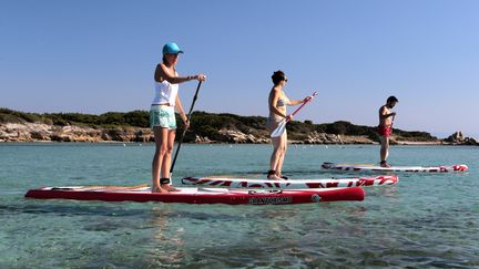 Des touristes pratiquent le paddle vers Bonifacio (Corse). (PASCAL POCHARD-CASABIANCA / AFP)