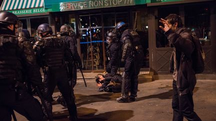 Lors de l'évacuation musclée de la Nuit debout, place de la République à Paris, dans la nuit du 28 au 29 avril 2016. (MAXPPP)