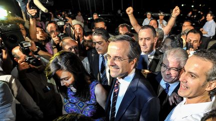 Antonis Samaras, le 17 juin 2012, c&eacute;l&eacute;br&eacute; par ses partisans &agrave; Ath&egrave;nes. (ANDREAS SOLARO / AFP)