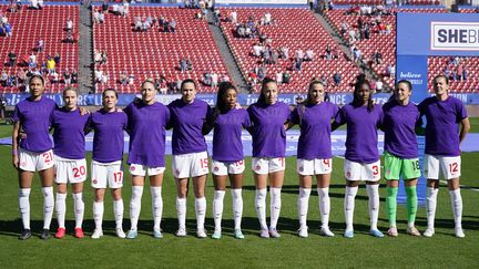 L'équipe féminine canadienne lors de l'hymne national avant un match de la SheBelieves Cup 2023 contre le Japon, au Toyota Stadium, le 22 février 2023 à Frisco (Texas). (SAM HODDE / AFP)