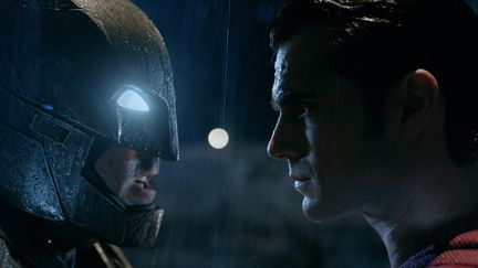 Ben Affleck et Henry Cavill s'affrontent dans "Batman v Superman : L'Aube de la Justice", qui sortira au cin&eacute;ma le 23 mars 2016. (COURTESY OF WARNER BROS. PICTURE)