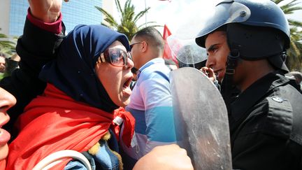 Face-&agrave;-face entre une manifestante et un policier &agrave; Tunis (Tunisie), le 9 avril&nbsp;2012. (FETHI BELAID / AFP)