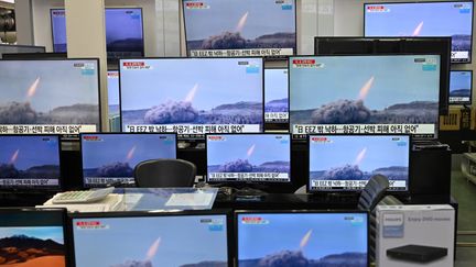 Des images de la télévision sud coréenne montre&nbsp;un test de tir ballustuque mené par la Corée du nord, le 25 mars 2021. (JUNG YEON-JE / AFP)