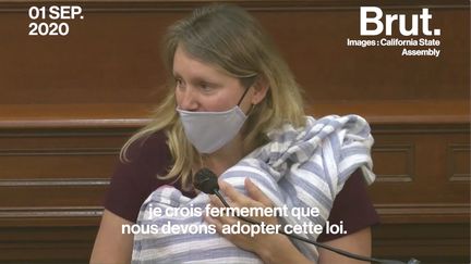 Empêchée de voter par procuration, Buffy Wicks est venue participer au débat avec son bébé d'un mois dans les bras.