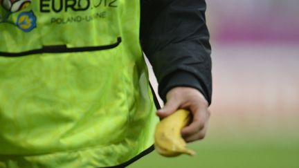 Lors du match Italie-Croatie le&nbsp;14 juin 2012,&nbsp;l'attaquant noir italien&nbsp;Mario Balotelli a &eacute;t&eacute; la cible d'une banane lanc&eacute;e par un spectateur. (ODD ANDERSEN / AFP)