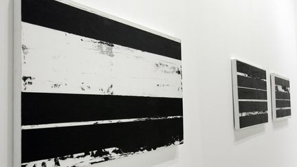 Des tableaux de Pierre Soulages exposées en 2009 au Centre Pompidou à Paris. (PIERRE VERDY / AFP)