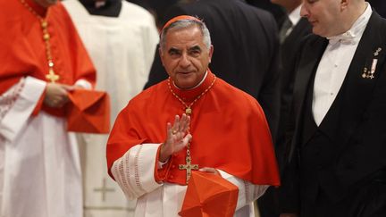 Le cardinal italien Giovanni Angelo Becciu, à Vatican City, le 27 août 2022. (RICCARDO DE LUCA / ANADOLU AGENCY / AFP)