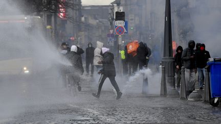 Des casseurs affrontent les forces de l'ordre en marge d'une manifestation antiraciste à Liège, en Belgique, le 13 mars 2021. (JOHN THYS / AFP)