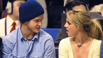 Britney Spears et Justin Timberlake à un match de basket à Philadelphie, le 10 février 2002. (TOM MIHALEK / AFP)