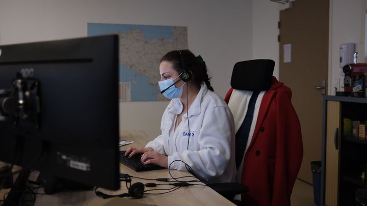 Orianne Muller-Tanguy, assistante de régulation médicale au SAMU du CHU de Rennes (Ille-et-Vilaine), le 11 janvier 2023. (ROBIN PRUDENT / FRANCEINFO)