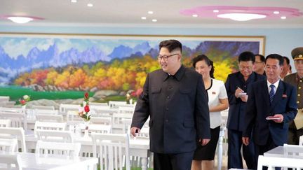 Pour la première fois, des sanctions américaines visent personnellement Kim Jong-un, 33 ans, pour de graves violations des droits de l'Homme. (KCNA / KCNA VIA KNS / AFP)