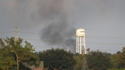 De la fumée, potentiellement dangereuse, s'échappe de l'usine Arkema à Crosby (Texas), vendredi 1er septembre. (JOE RAEDLE / GETTY IMAGES NORTH AMERICA / AFP)