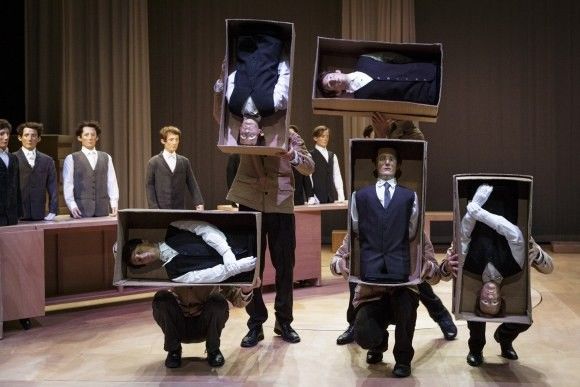 Les marionnettes dans leurs boîtes.
 (Christophe Raynaud de Lage / Festival d&#039;Avignon)