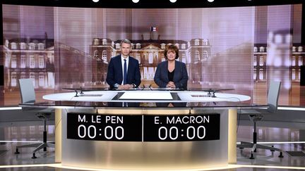 Christophe Jakubyszyn et&nbsp;Nathalie Saint-Cricq sur le plateau qui accueillera le débat d'entre-deux tours opposant Emmanuel Macron à Marine Le Pen.&nbsp; (REUTERS)