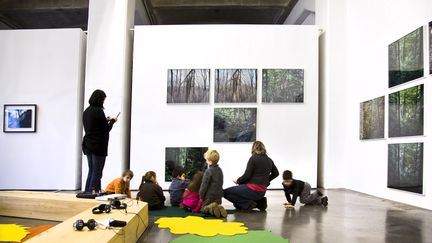 Un groupe d'enfants en visite pédagogique dans un musée d'art contemporain de Bordeaux (Gironde), le 24 avril 2017. (PHILIPPE ROY / AFP)