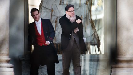 Le conseiller politique de Fran&ccedil;ois Hollande,&nbsp;Aquilino Morelle, quitte l'Elys&eacute;e (Paris), le 5 mars 2013. (BERTRAND LANGLOIS / AFP)