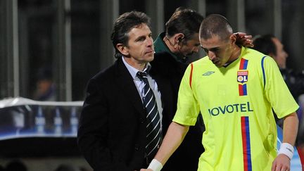 Le 25 novembre 2008 au stade Artemio Franchi à Florence, l'entraîneur de Lyon Claude Puel (à gauche), félicite l'attaquant Karim Benzema après la victoire de son équipe sur la Fiorentina (2-1) lors d'un match de Ligue des champions. (ALBERTO PIZZOLI / AFP)