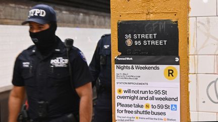 Un policier dans le métro de New-York (Etats-Unis), le 13 avril 2022. (ANGELA WEISS / AFP)