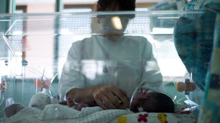 Une infirmière s'occupe d'un bébé prématuré à la maternité de l'hôpital d'Argenteuil. Photo d'illustration (FRED DUFOUR / AFP)