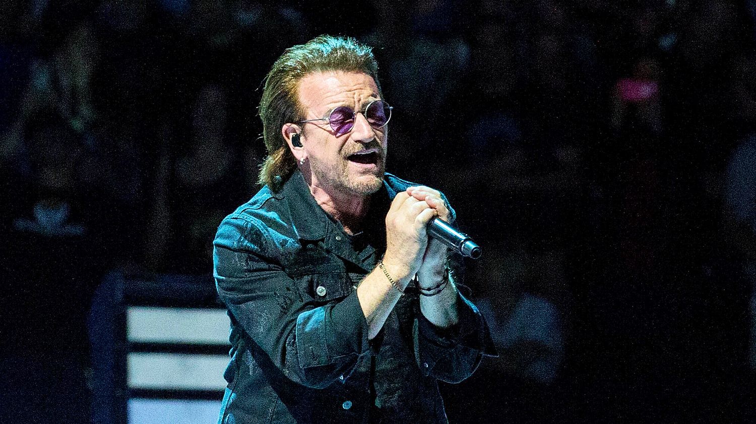 Pour Feter Ses 60 Ans Bono De U2 Livre La Playlist Des 60 Chansons Qui Lui Ont Sauve La Vie De David Bowie A Billie Eilish